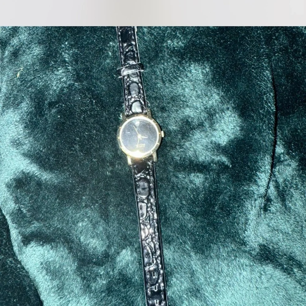 Vintage Minimalist Gold-Tone Quartz Watch Black Dial Diamond Accent Leather Band